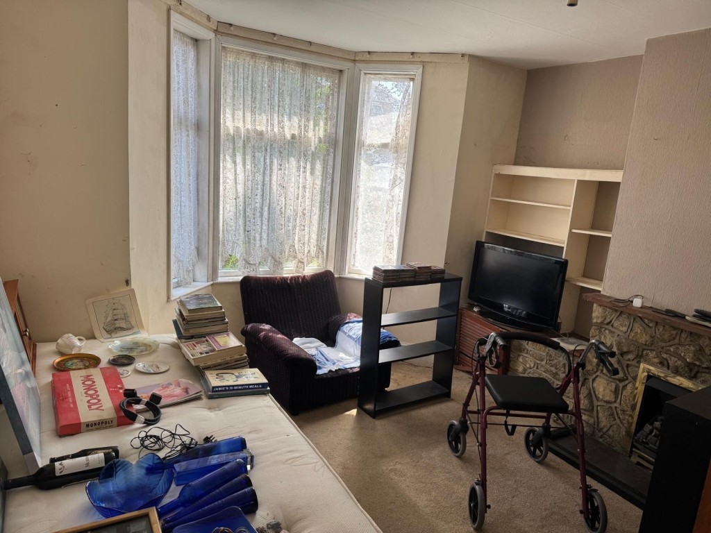 Lot: 141 - SEMI-DETACHED HOUSE FOR IMPROVEMENT - Living room